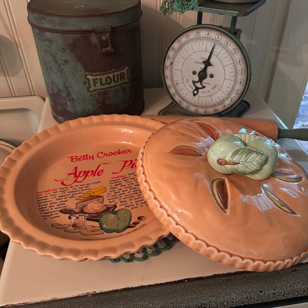 Vintage Betty Crocker Covered Green Apple Pie Dish w/ Lid & Recipe 11"